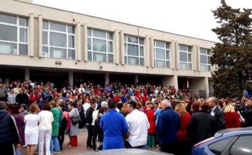 HAOS la spitalele publice din toată țara. La Craiova, acasă la ministrul Muncii, salariații Spitalului Județean își strigă nemulțumirea