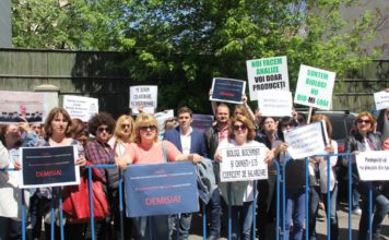 Nicio zi fără proteste în sănătate. Astăzi, biologii, biochimiștii și chimiștii au pichetat Ministerul Muncii nemulțumiți că veniturile lor s-au diluat după aplicarea noilor prevederi legislative