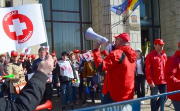 Peste 200 de medici și asistente protestează la Ministerul Finanțelor, nemulțumiți de OUG 114